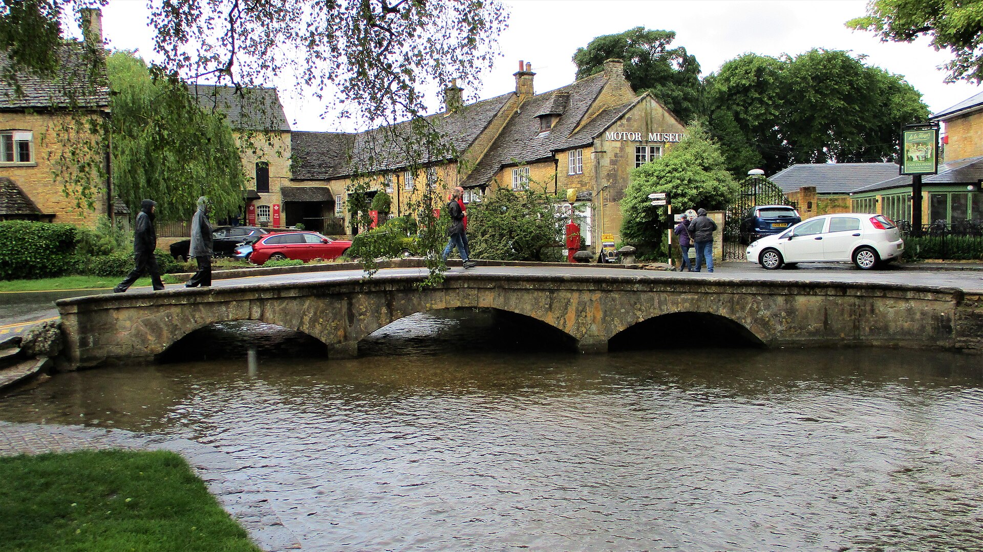 Windrush and stone bridge in Bourton-on-the-Water