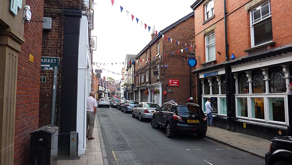 King Street in Knutsford, lined with brick buildings and bunting